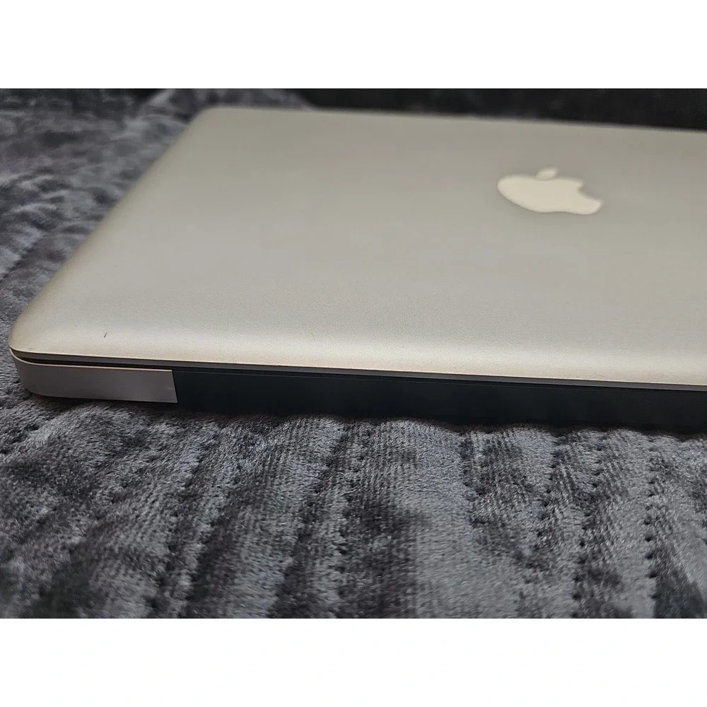 2009 Apple MacBook 13'' Core 2 Duo 2.53GHz 4GB RAM 250GB HD **parts